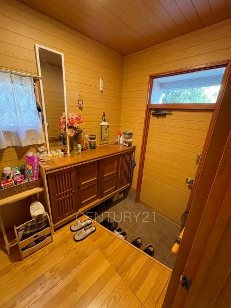 富士見町小暮中古一戸建ての玄関|シューズボックス付きの玄関です。