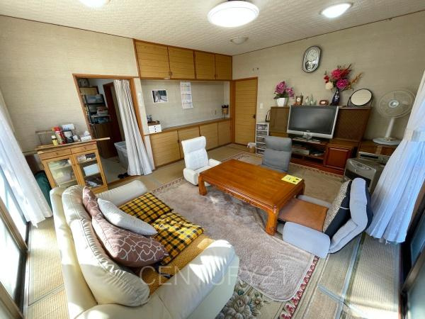 富士見町小暮中古一戸建ての和室|２面彩光の明るい１階和室です。