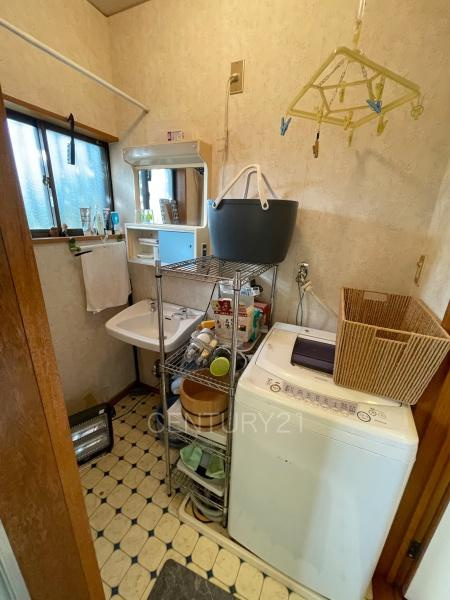 富士見町小暮中古一戸建ての独立洗面台