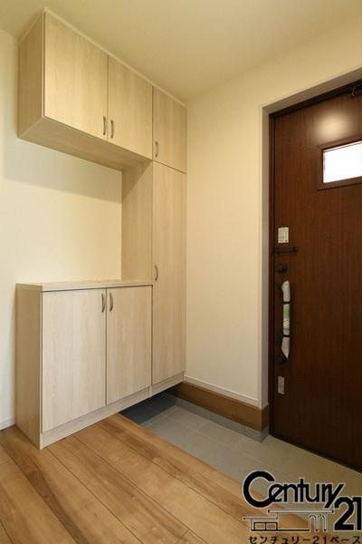 リーブルガーデン中菜畑 ５号棟 ／新築一戸建の内観：施工例|■玄関には大容量シューズボックス完備！■