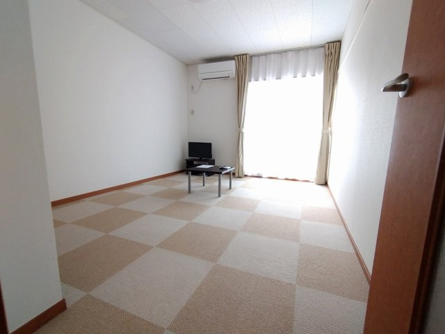 【居間・リビング】 | レオパレス三田 | １階はフローリング仕様です。現況優先。