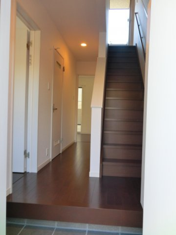 扶桑町柏森西前８１ＫＯＤＡＴＥＸⅠの玄関|※同室タイプの画像です。内装の色などが異なる場合があります。