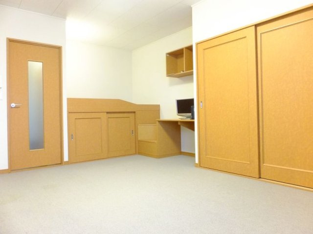 レオパレスユアサの居間・リビング|2Fじゅうたん