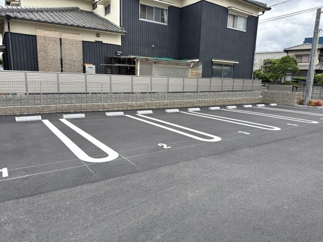 リファインド　レジデンスの駐車場