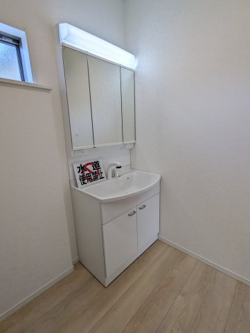 笠間市旭町　第９の独立洗面台|シャキット！一日を始める朝も素顔に戻る夜も、洗面室から～！（同施工物件）