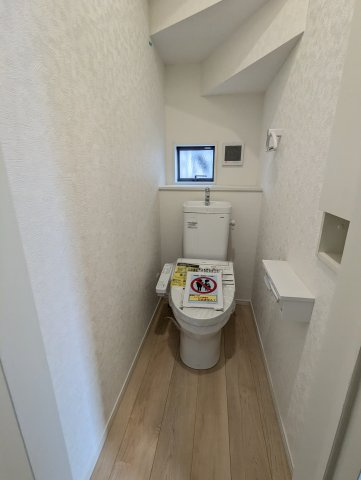 笠間市旭町　第９のトイレ|窓付きトイレで快適空間に！ちょっとした棚もあるので、トイレットペーパーなど収納できます！（同施工物件）