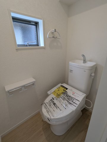 笠間市旭町　第９のトイレ|窓付きトイレで快適空間に！ちょっとした棚もあるので、トイレットペーパーなど収納できます！