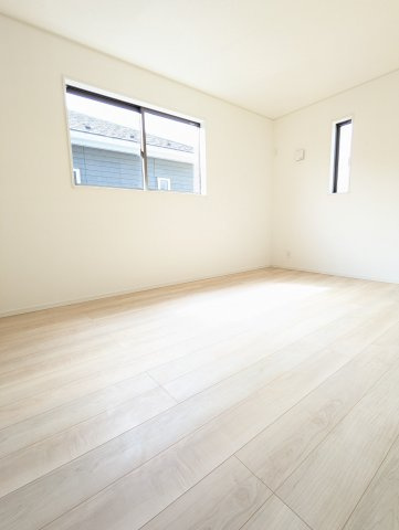 笠間市旭町　第９の洋室|バルコニーに面した陽当たりが良くサッシにはペアーガラスを採用高い断熱性による省エネで快適な暮らしを～！（同施工物件）