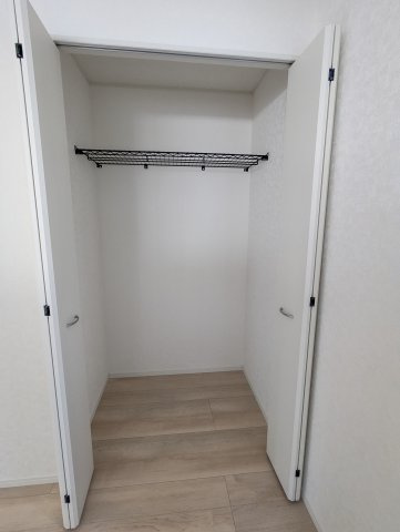 笠間市旭町　第９の収納|衣類だけでなく、小物も上の棚に収納できて大変便利です！（同施工物件）