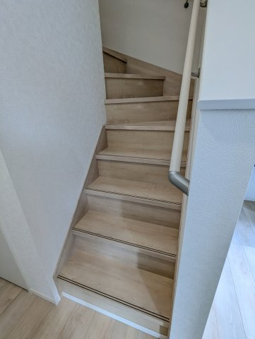 笠間市旭町　第９の内装|階段は手すり付きで小さなお子様も安心です