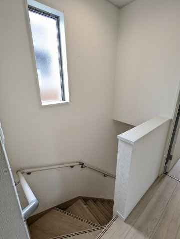 笠間市旭町　第９の内装|２階ホール部分は窓付きで明るく、階段は手すり付きで小さなお子様も安心です