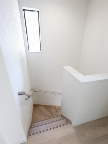 笠間市旭町　第９の内装|２階ホール部分は窓付きで明るく、階段は手すり付きで小さなお子様も安心です（同施工物件）
