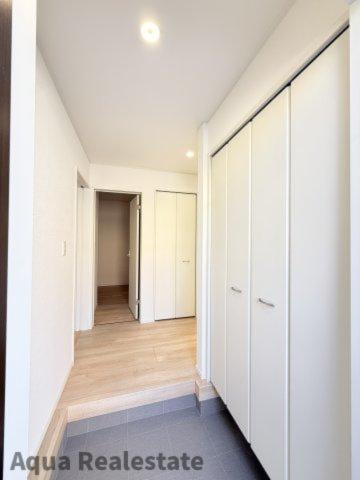 高松市上天神町の新築一戸建の玄関|収納もある玄関です　※同仕様モデルハウス写真