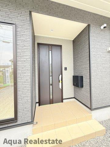 高松市上天神町の新築一戸建の玄関|ゆったりとした玄関です