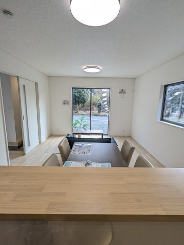 笠間市旭町　第９の居間・リビング|キッチンから見たリビングです。リビングは家族皆が集まる場所～家族会議からお子様の日々の成長を感じられる場所です（同施工物件）