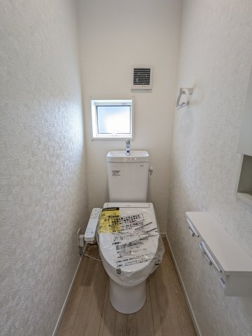 笠間市旭町　第９のトイレ|窓付きトイレで快適空間に！ちょっとした棚もあるので、トイレットペーパーなど収納できます！