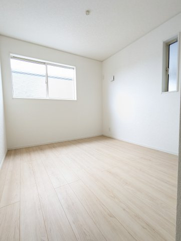 笠間市旭町　第９の洋室|バルコニーに面した陽当たりが良くサッシにはペアーガラスを採用高い断熱性による省エネで快適な暮らしを～！