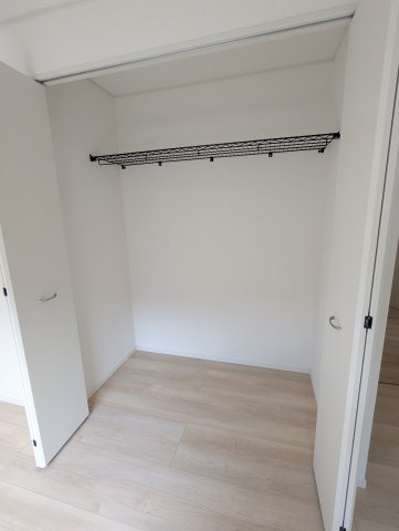 笠間市旭町　第９の収納|大きな収納スペースがあり、季節ものや趣味のものをたっぷりと整頓できます♪（同施工物件）