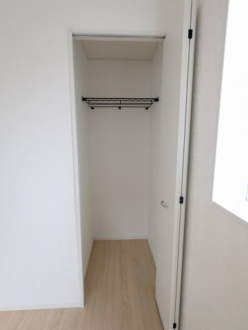 笠間市旭町　第９の収納|衣類だけでなく、小物も上の棚に収納できて大変便利です！