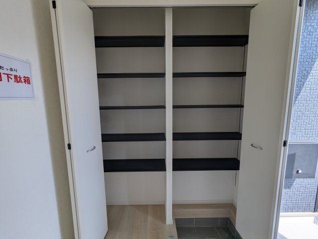 笠間市旭町　第９の収納|シューズボックスは家族全員の靴が収納でき、いつでも玄関はすっきり！（同施工物件）