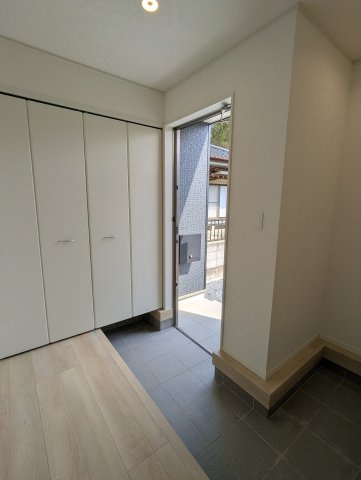 笠間市旭町　第９の玄関|玄関にちょっとしたスペースあります。ベビーカーやボールなど収納できます♪（同施工物件）