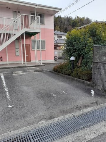【駐車場】 | メゾンネイティブピーチ | 駐車場があるので、車を買う予定の方も安心です