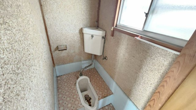 富士見町3丁目中古戸建のトイレ|落ち着いた色調のトイレです