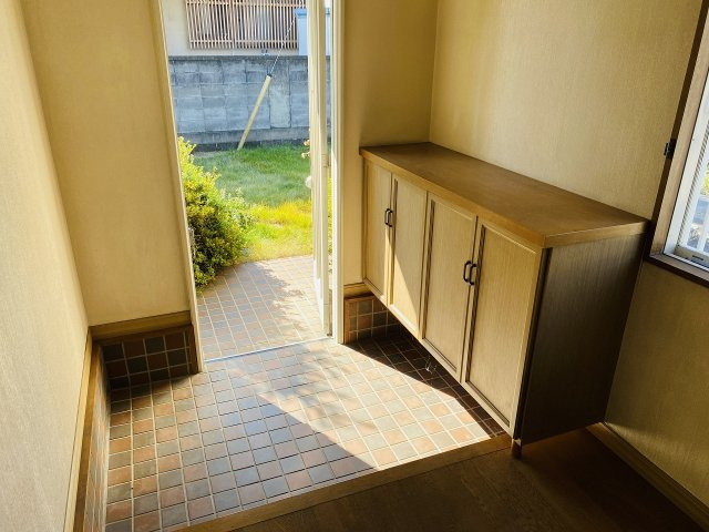 伊勢崎市境三ツ木　戸建ての玄関|明るい玄関です