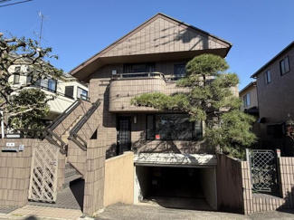 【外観】 | 世田谷区成城9丁目 | 街並みに美しく調和しながらも、確かな存在感を放つ邸宅外観。洗練されたデザインが、上質な暮らしを予感させます。 