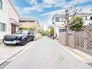 【前面道路含む現地写真】 | 世田谷区成城9丁目 | 車通りが比較的少なく、落ち着いた住環境が魅力です。