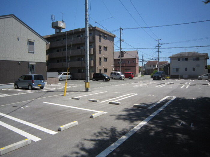 グランドソレイユ八幡 B棟の駐車場