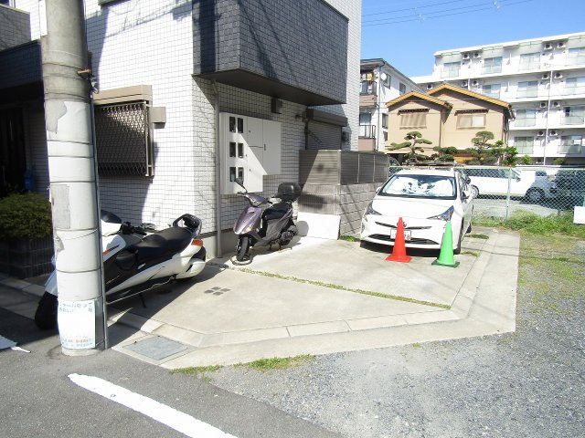 エルドール竹橋の駐車場