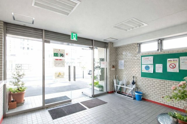 埼玉県越谷市1棟売りビル【越谷RCビル】「3駅2路線」「満室稼働中」「表面利回り9％以上」のエントランス