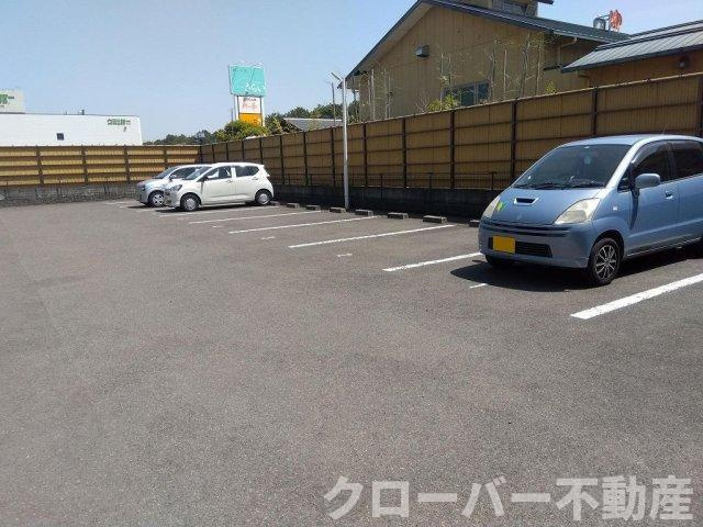 レオパレスシャルム瀬戸の駐車場