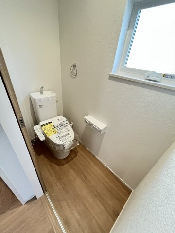 【内装】 | 春日市第3下白水南5丁目　2号地（全2棟）【仲介手数料無料・0円】 | 施工例。1階のトイレです。施工例は完成時と異なる場合があります。