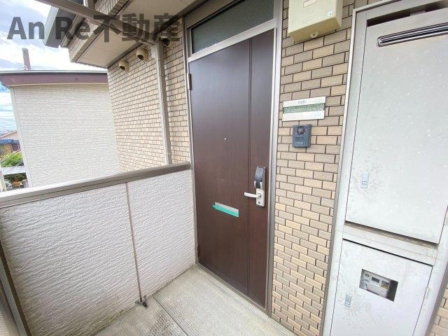 川口市桜町６丁目のアパートのエントランス