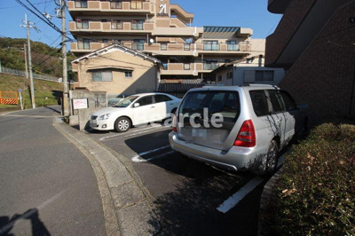 【駐車場】 | グランツェントB | 駐車場があるので、車を買う予定の方も安心です