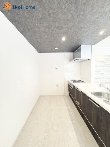 神戸市西区秋葉台1丁目　新築戸建のキッチン|【ホームページに現地動画掲載中】●年中無休：当日予約可●キッチンには便利な床下収納庫も完備！