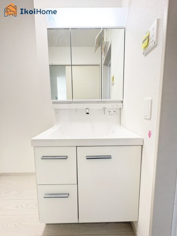 神戸市西区秋葉台1丁目　新築戸建の洗面所|【ホームページに現地動画掲載中】●年中無休：当日予約可●洗面は便利な３面鏡。ゆったりワイドシンク仕様