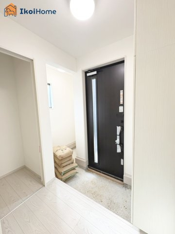 神戸市西区秋葉台1丁目　新築戸建の玄関|【ホームページに現地動画掲載中】●年中無休：当日予約可●ベビーカー等も収納可能なSICを完備！