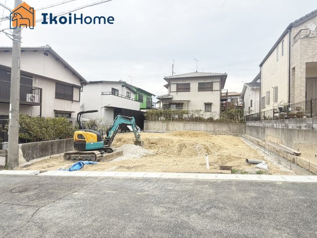 神戸市西区秋葉台1丁目　新築戸建の前面道路含む現地写真|●資料・カタログのご請求無料●　木津小学校までは徒歩3分、桜が丘中学校までは徒歩13分。