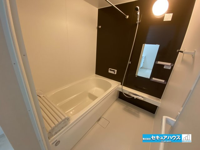 【今からご案内可能】　名古屋市南区鳥栖町　全2棟の浴室|【浴室】
◆アクセントパネルで落ち着きのある雰囲気を演出します。毎日の疲れを癒やすバスタイムをお楽しみ下さい！
◆窓付きで、カビの繁殖を抑える効果があります。