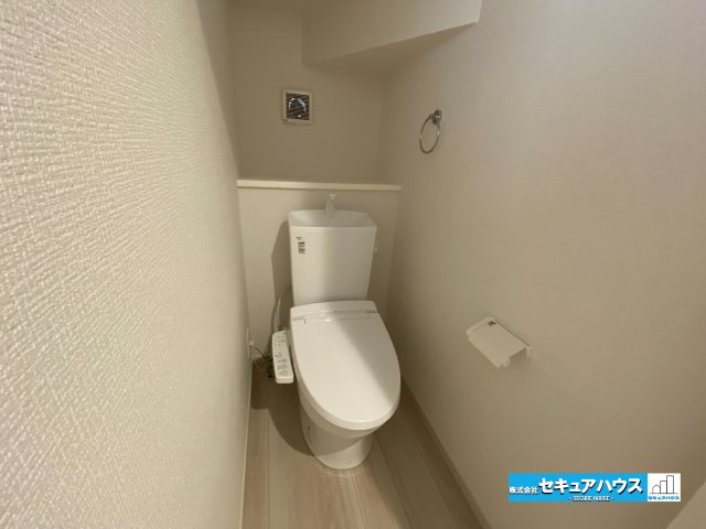 【今からご案内可能】　名古屋市南区鳥栖町　全2棟のトイレ|【高機能トイレ】
◆高機能トイレの多くは便器のフタの開閉が自動であり、使用後に手動で水を流す面倒もなく非常に便利です。スタイリッシュな見た目で、お掃除しやすく、節水効果が高いです。
