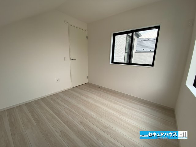 【今からご案内可能】　名古屋市南区鳥栖町　全2棟の洋室|【洋室】
◆家族一人ひとりの大切なプライベート空間。趣味に合わせて使って頂けるようシンプルに仕上げてあります。暮らし心地を大きく左右する収納を、適材適所に配置し使い勝手を考慮しました。　