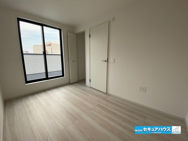【今からご案内可能】　名古屋市南区鳥栖町　全2棟の洋室|【洋室】
◆広々とした居住空間は日々の暮らしを彩り、心のやすらぎと満足感を与えてくれます。通風と採光を考慮した設計は子供たちはのびのび育ち、家族でくつろぎと団らんを生み出します。