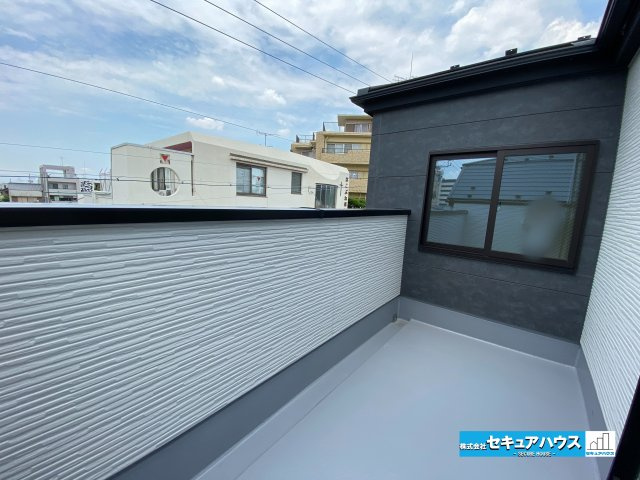 【今からご案内可能】　名古屋市南区鳥栖町　全2棟のバルコニー|【３階バルコニー】
◆見晴らしもよく、太陽の温かな温もりをめいっぱい受け止めてくれます。
太陽の光と爽やかな風を受けたお洗濯物はあっという間に乾き、取りこむ時には太陽の匂いを感じられそうですね。　