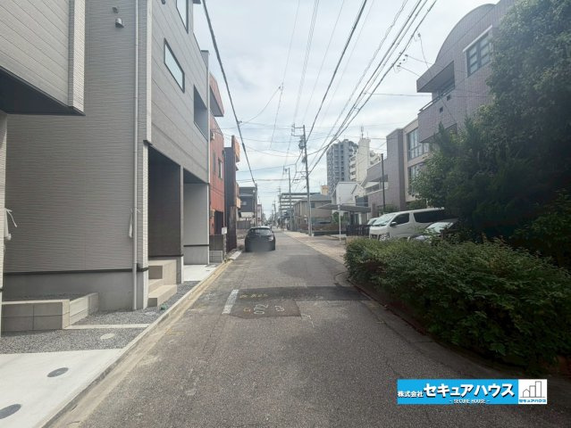 【今からご案内可能】　名古屋市南区鳥栖町　全2棟の前面道路含む現地写真|事前予約にて現地ご見学いただけます！お気軽にお問い合わせください♪
■株式会社　セキュアハウス■
住宅ローンに強く、知識、経験豊富なスタッフ在籍
お客様に寄り添い、ご成約後もサポート致します。