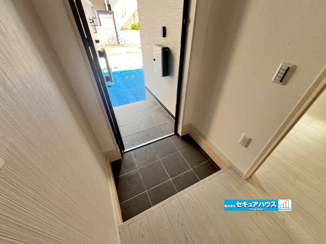 【同施工物件ご案内可♪】　名古屋市南区鳥栖町　全2棟の玄関|【玄関イメージ】
◆お家に出会う人々を迎える玄関だからこそ、広々清潔感あふれる空間にしたいものです。採光・通風にも配慮された設計で毎日明るい空間をキープします♪