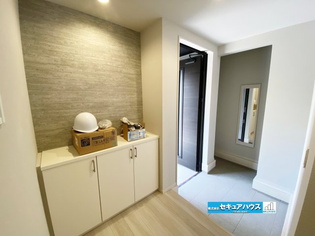 【今からご案内可能】　名古屋市南区鳥栖町　全2棟の玄関|【玄関】
◆お家に出会う人々を迎える玄関だからこそ、広々清潔感あふれる空間にしたいものです。採光・通風にも配慮された設計で毎日明るい空間をキープします♪