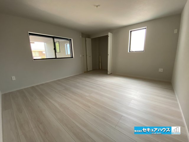 【今からご案内可能】　名古屋市南区鳥栖町　全2棟の洋室|【1階洋室】
◆家族一人ひとりの大切なプライベート空間。趣味に合わせて使って頂けるようシンプルに仕上げてあります。暮らし心地を大きく左右する収納を、適材適所に配置し使い勝手を考慮しました。　
